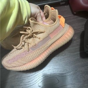 Yeezy Boost 350 Clay V2. size 7 mens (8 women’s)